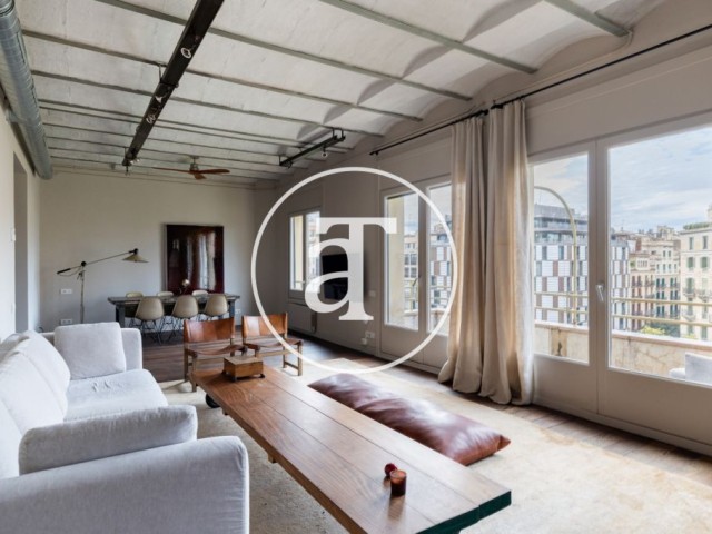 Appartement à louer temporairement avec 2 chambres, 2 salles de bains, balcon, patio intérieur et vue sur le Passeig de Gràcia