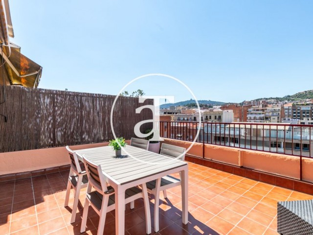 Ático en alquiler temporal de 2 habitaciones con terraza en Gracia