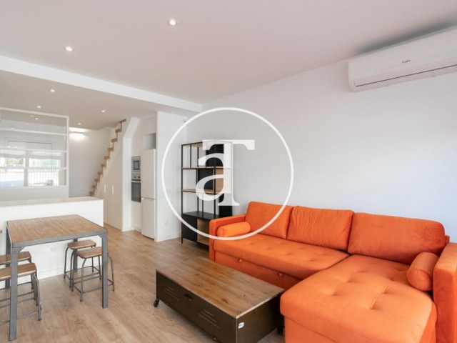 Ático dúplex de alquiler temporal con 2 habitaciones, 2 terrazas y parking incluido