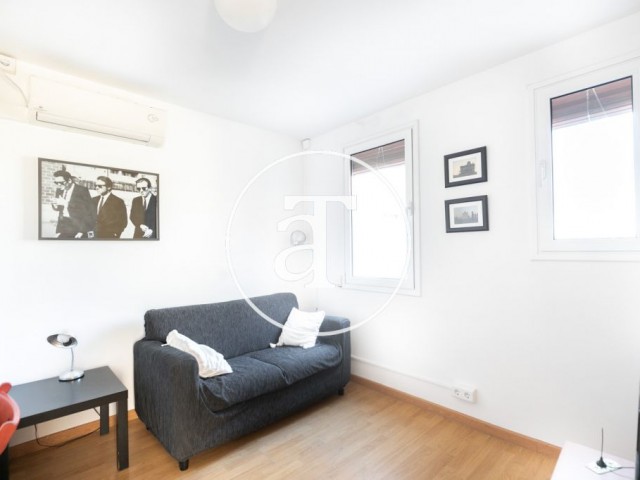 Practical furnished and equipped apartment in Gracia with private terrace