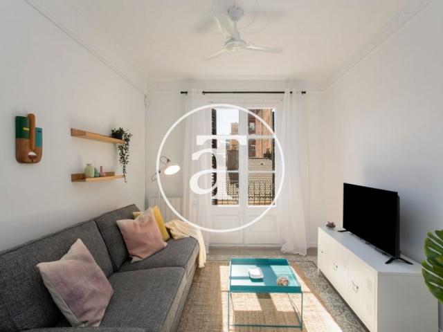 Beautifully furnished and equipped apartment steps away from Poble Sec Station
