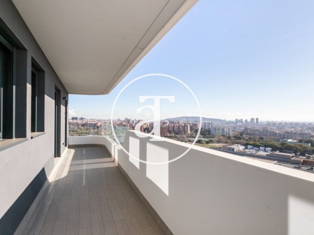 Appartement neuf de 4 chambres en location temporaire avec terrasse et piscine commune à Hospitalet de Llobregat.