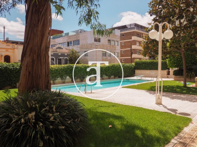 Ático de alquiler temporal de 3 habitaciones con piscina comunitaria y zona ajardinada en zona alta de Barcelona